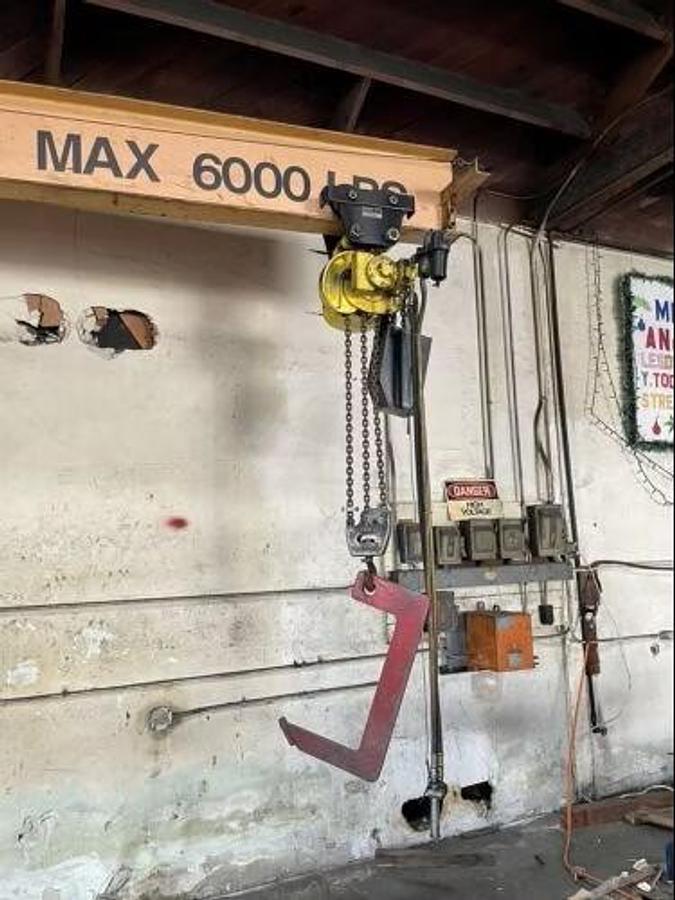 Used 3 TON HS JIB CRANE WITH YALE 3 TON PNEUMATIC CHAIN HOIST
