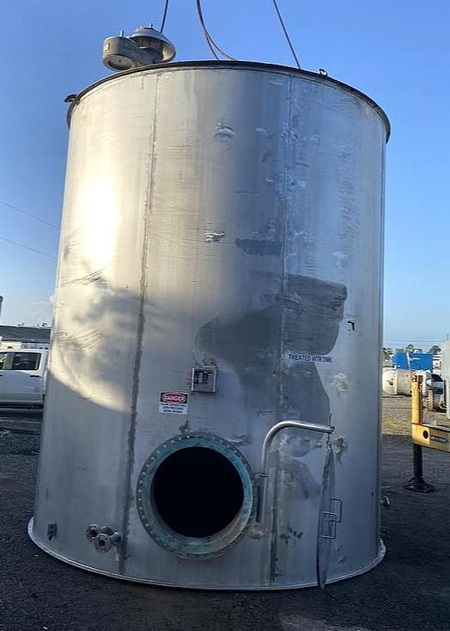 Used 10,557 GALLON STAINLESS STEEL VERTICAL TANK