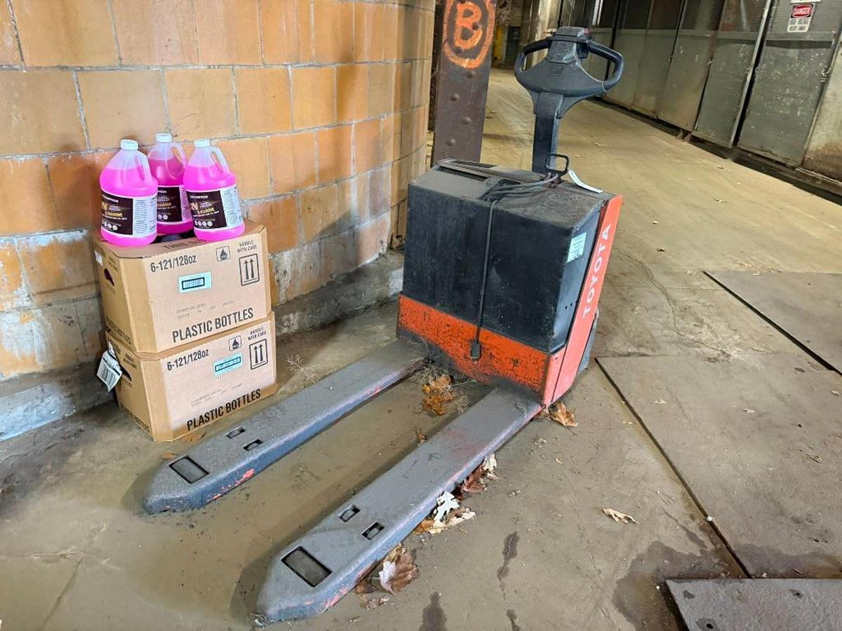 Used TOYOTA ELECTRIC PALLET JACK MODEL 7HBW23