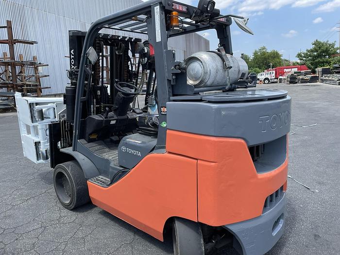 Used TOYOTA 8FGC55U-PRS 12000LB CAPACITY TRUCK W/CASCADE 60" DIA. ROLL CLAMP