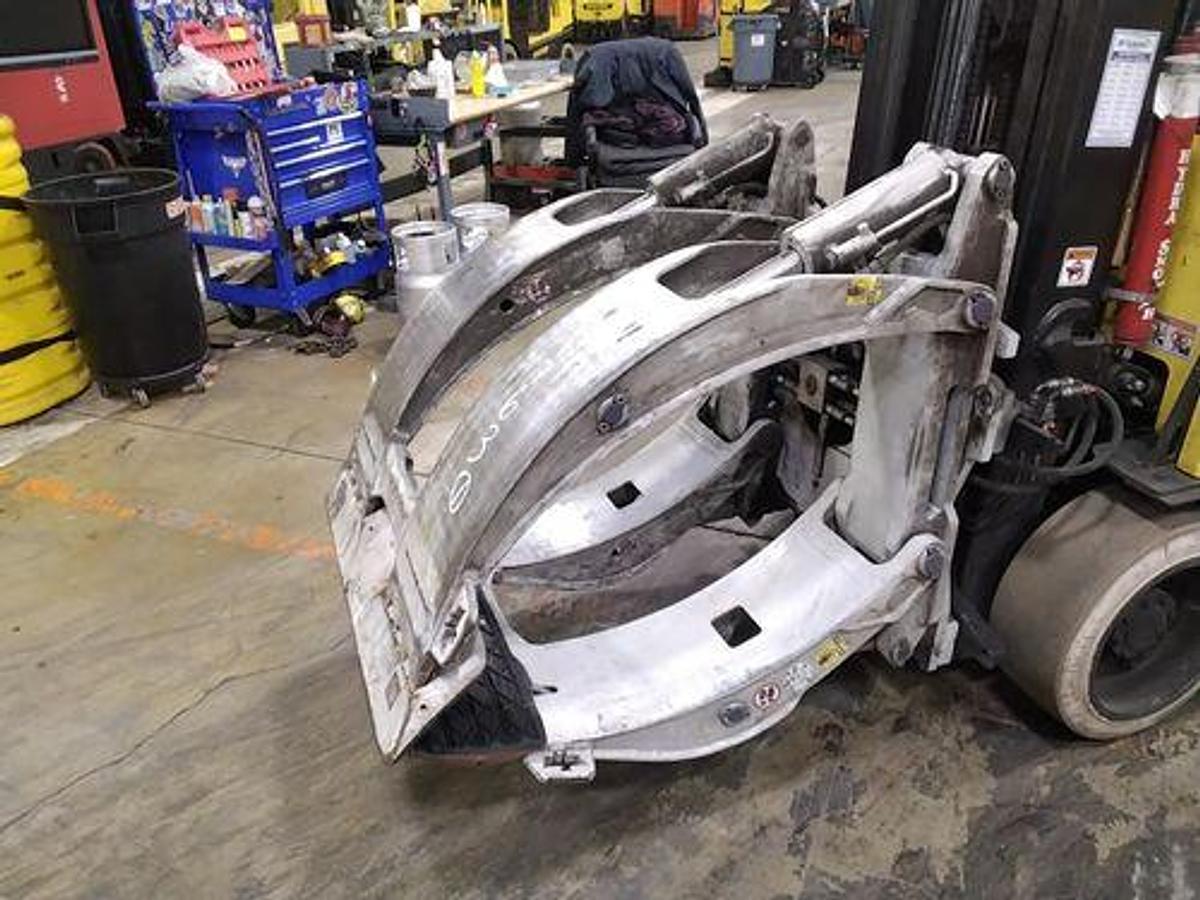 Used 60" CLASS III CASCADE ROLL CLAMP MODEL 25H-RCP-BX07-006