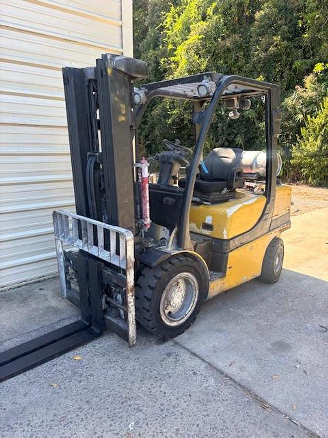 Used 6,000lb YALE GLP060VX FORKLIFT ROLL CLAMP COMPATABLE