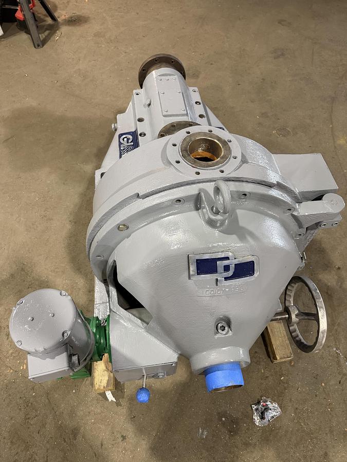 Used BELOIT DD4000 SERIES 24" DISC REFINER WITH NEW PLATES PLATES