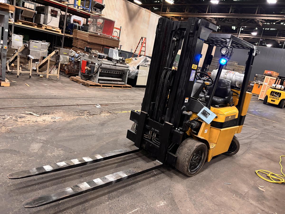 Used 8,000 POUND CAPACITY YALE GLC080LJNGAE088 WITH 4-WAY HYDRAULIC VALVES