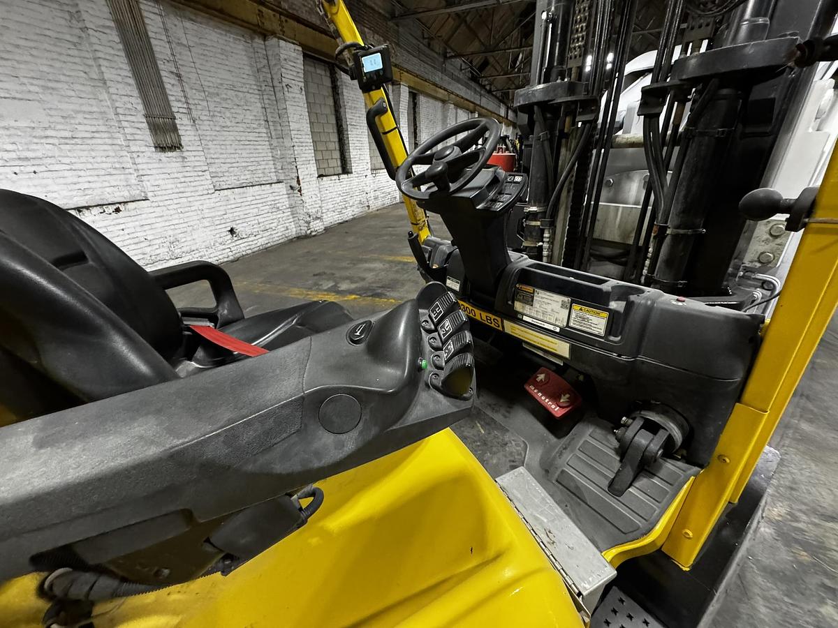Used 15,500LB. HYSTER MDL S155FT WITH 84" CASCADE EXTRA HEAVY CASCADE PAPER ROLL CLAMP MFG 2019 SINGLE STAGE MAST LOW HOURS