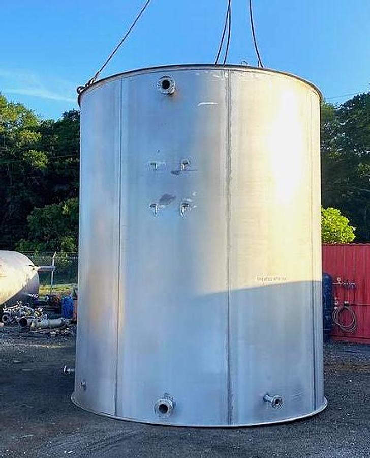 Used 10,557 GALLON STAINLESS STEEL VERTICAL TANK