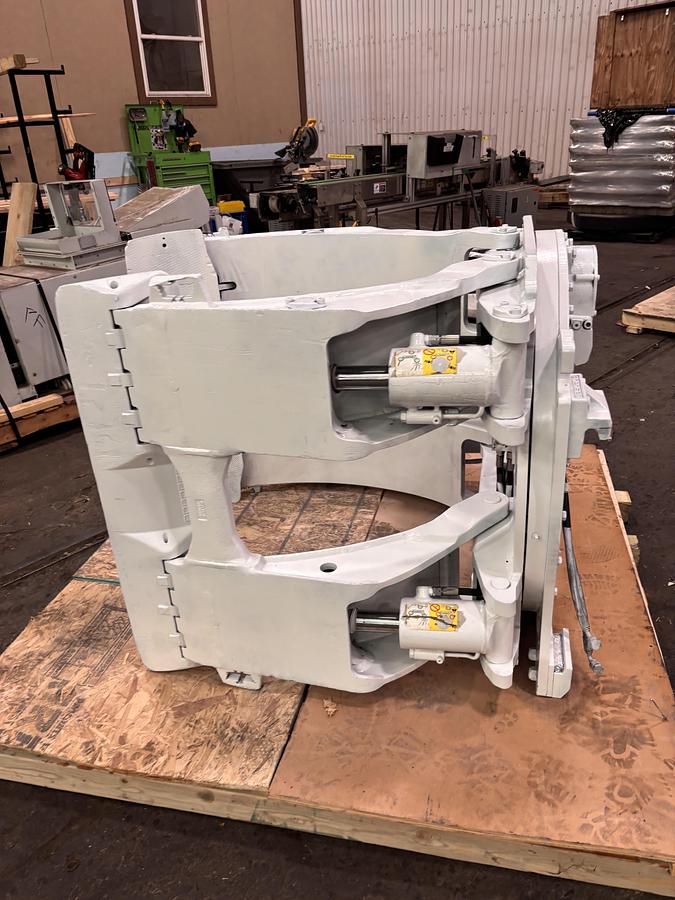 Used CASCADE MODEL 42H-RCP-4A-37202 60" DIA. ROLL CLAMP