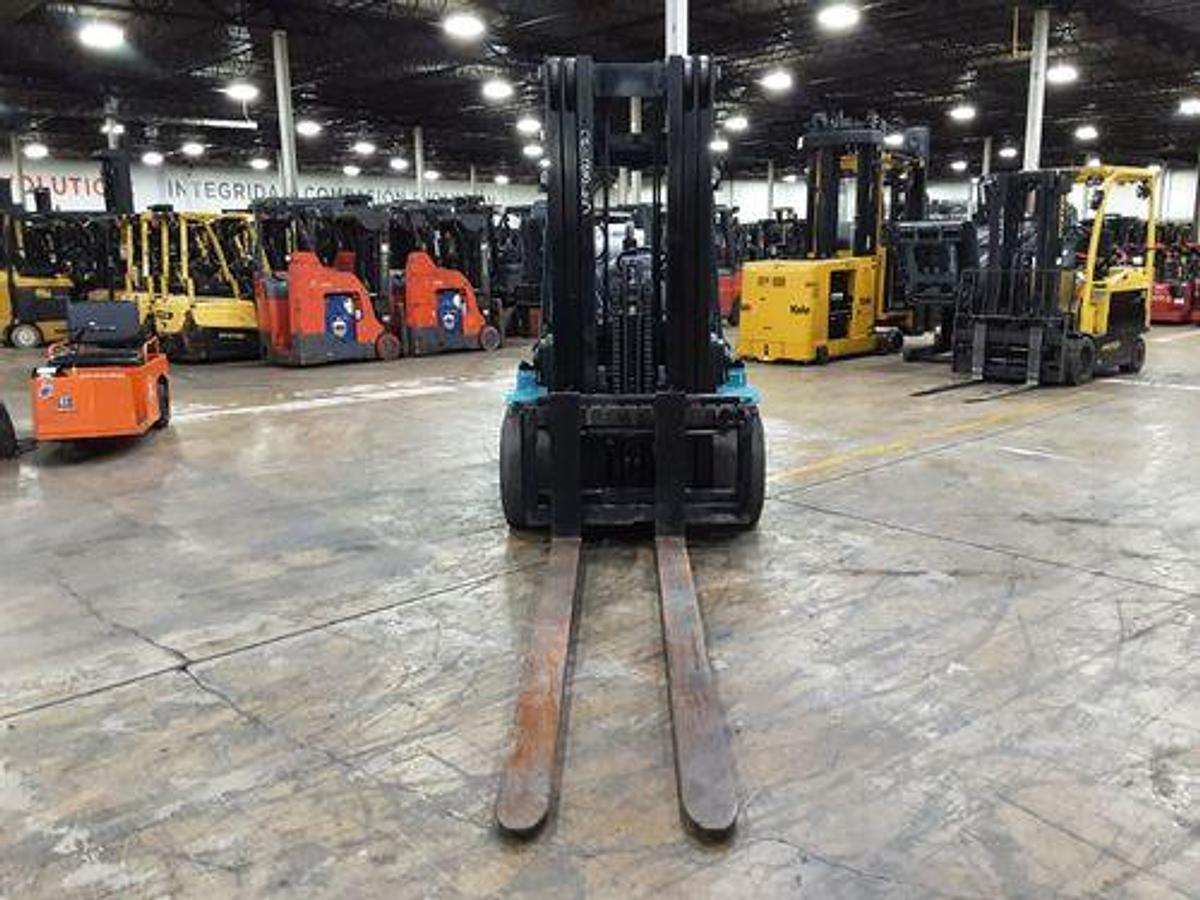Used 14,000LB TOYOTA FORKLIFT MODEL 7FGCU70 2013 WITH VERY LOW HOURS