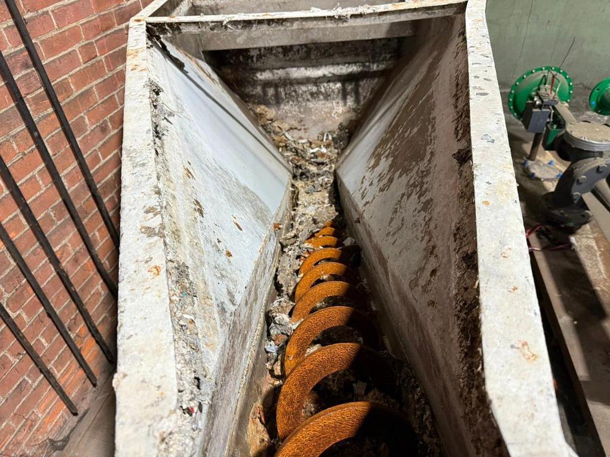 Used MOBILE INCLINED SCREW AUGER STYLE CONVEYOR