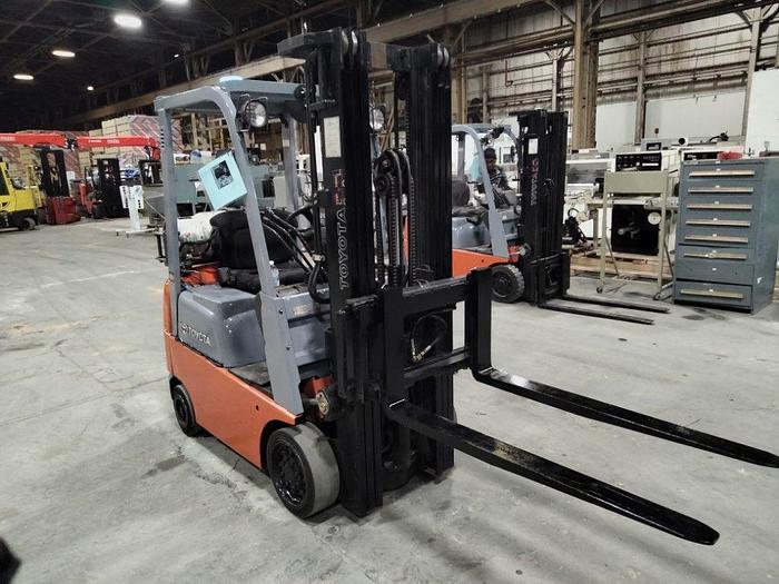 Used TOYOTA 7FGCU15 3000LB CAPACITY FORKLIFT W/ SIDE SHIFT