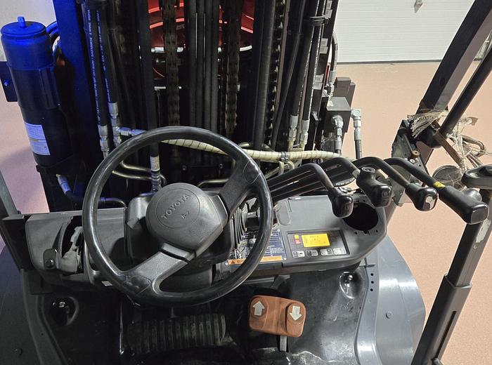 Used TOYOTA 8FGC55U-PRS FORKLIFT 4-WAY VALVE MANUFACTURED 2020