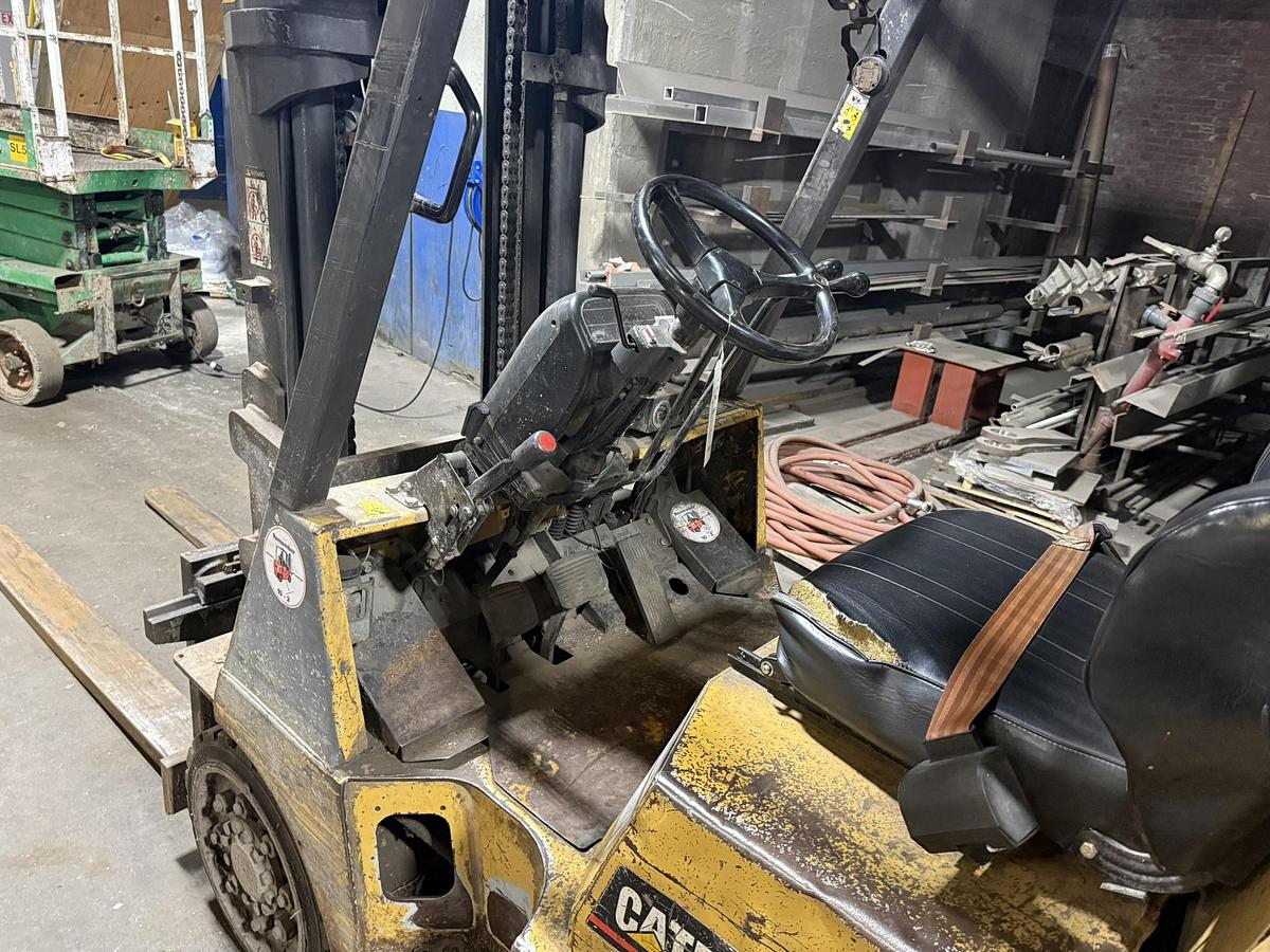 Used CATERPILLAR FORKLIFT