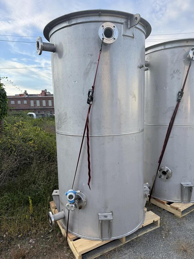 Used 304 STAINLESS STEEL TANK 5' DIAMETER X 6' TALL PLUS LEGS (9')
