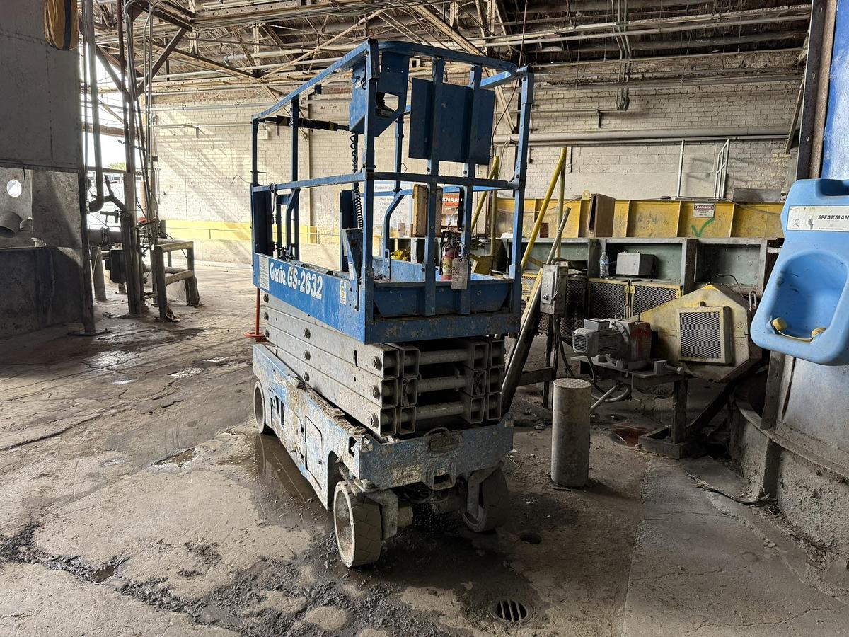 Used GENIE GS2632 SCISSOR LIFT WORKING HEIGHT 32' 