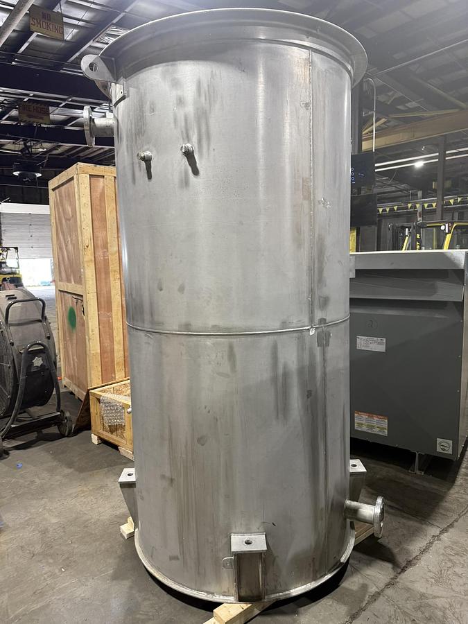 Used 740 GALLON 304 STAINLESS STEEL TANK 4' DIAMETER X 8' TALL