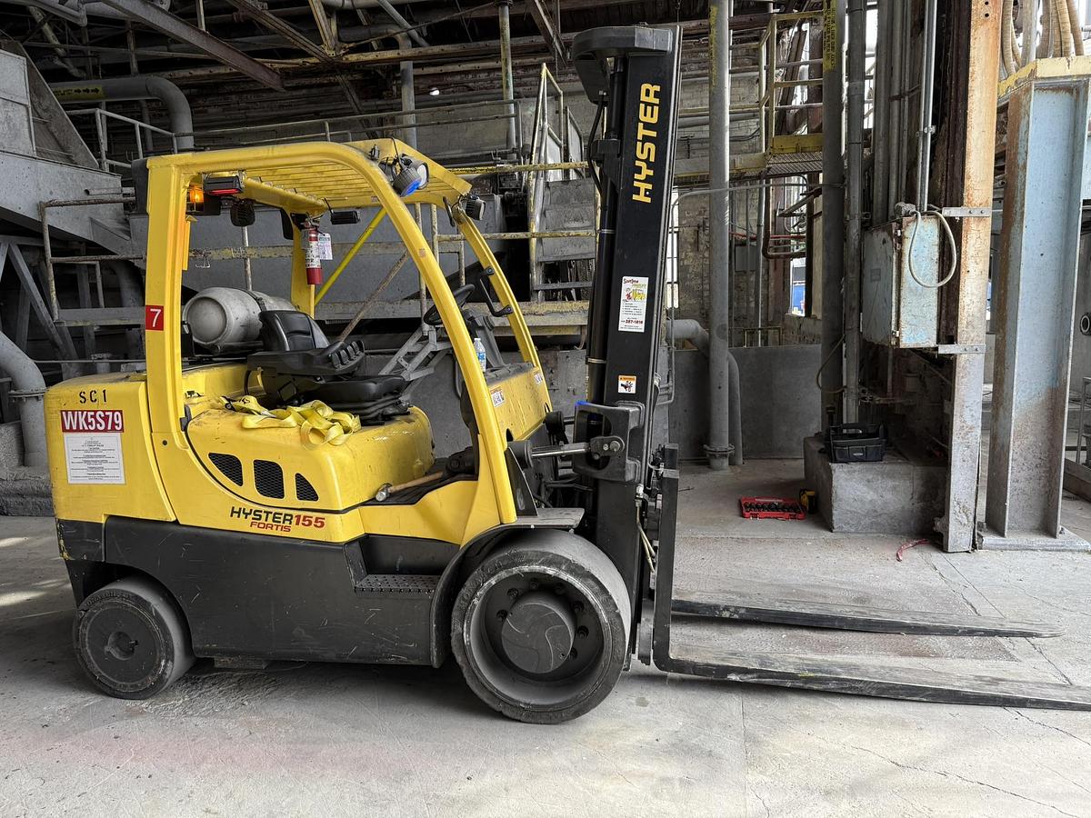 Used 6,000 POUND HYSTER MODEL E60XM2-33 ELECTRIC FORKLIFT