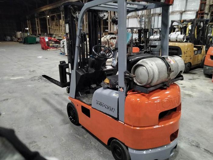Used TOYOTA 7FGCU15 3000LB CAPACITY FORKLIFT W/ SIDE SHIFT