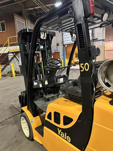Used 8,000 POUND CAPACITY YALE GLC080VXNGSE88 FORKLIFT SIDESHIFTER AND FORK POSITIONER - ON HOLD (NEEDS WORK)