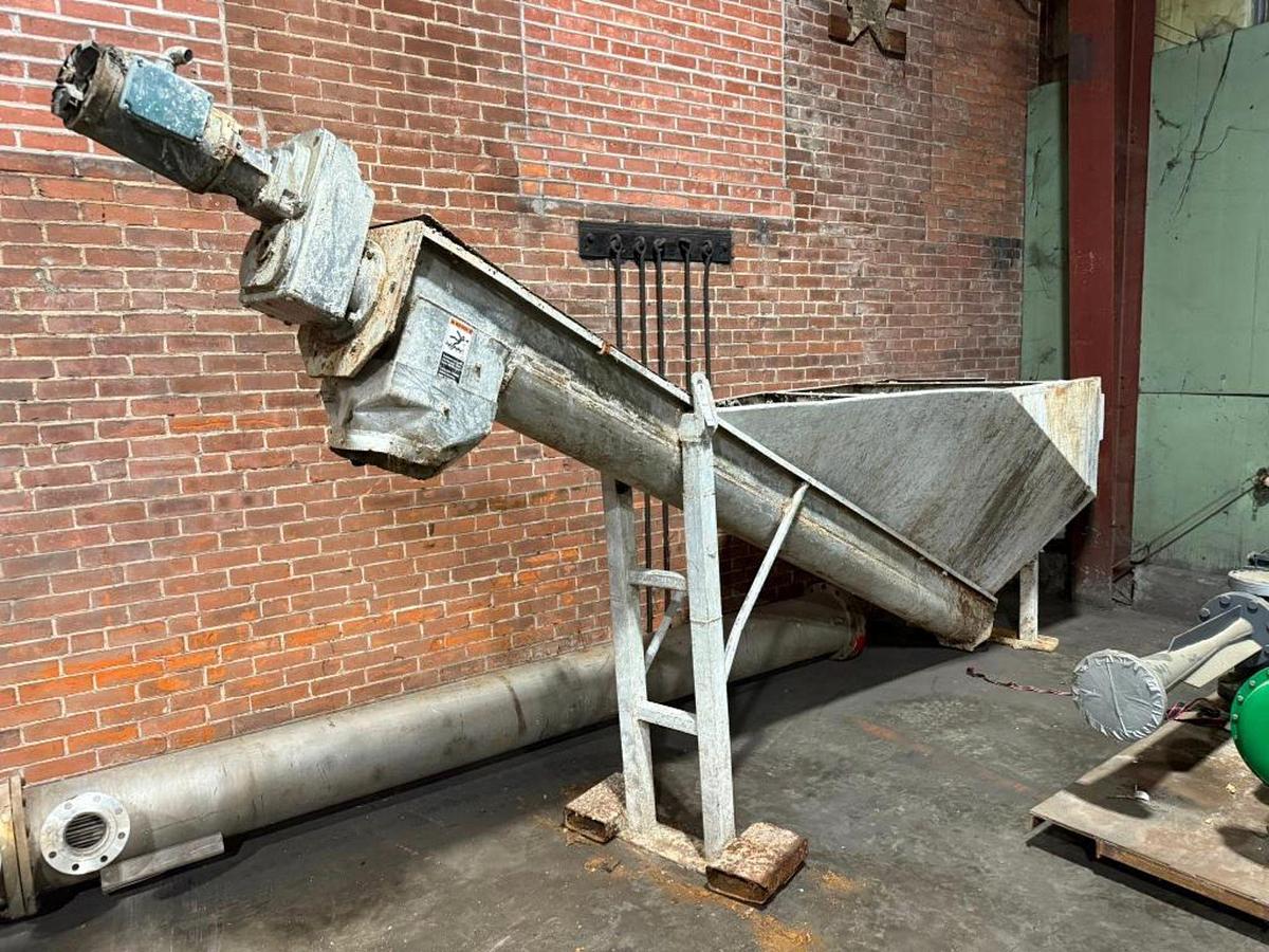 Used MOBILE INCLINED SCREW AUGER STYLE CONVEYOR
