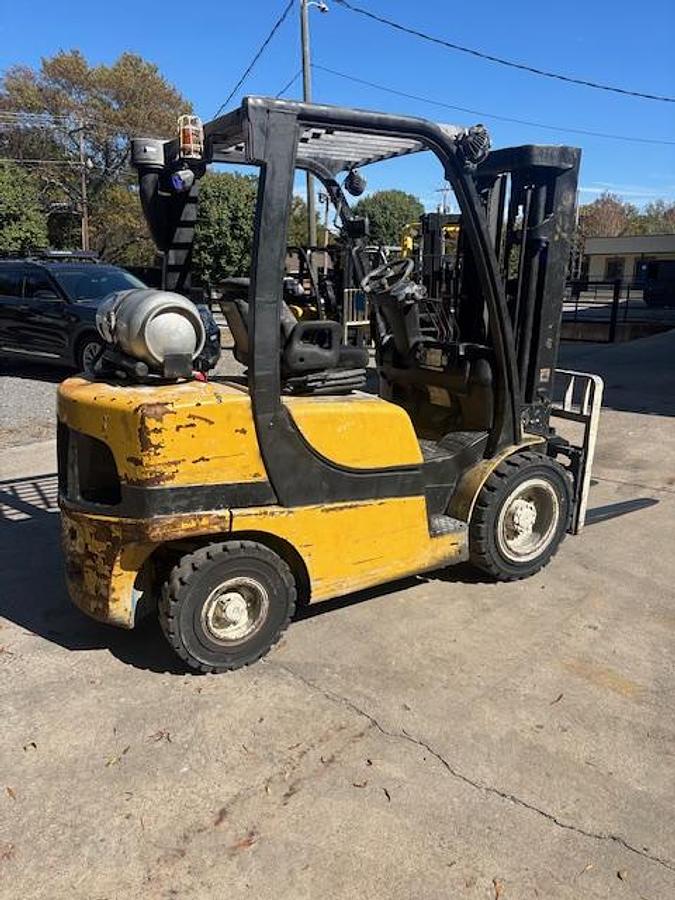 Used 6,000lb YALE GLP060VX FORKLIFT ROLL CLAMP COMPATABLE