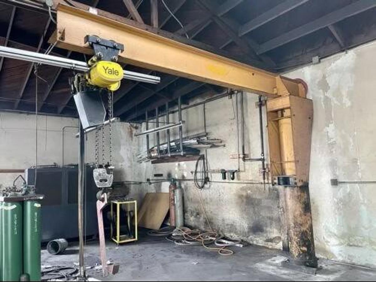 Used 3 TON HS JIB CRANE WITH YALE 3 TON PNEUMATIC CHAIN HOIST