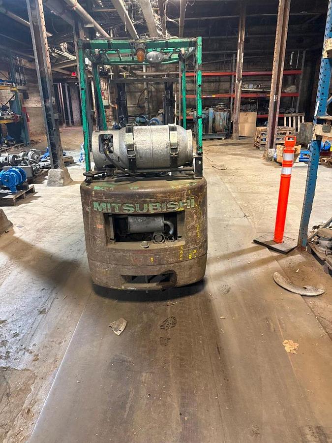 Used 3,000 POUND MITSUBISHI FORKLIFT