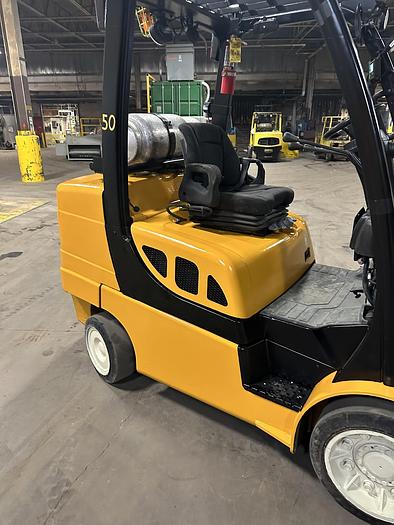 Used 8,000 POUND CAPACITY YALE GLC080VXNGSE88 FORKLIFT SIDESHIFTER AND FORK POSITIONER - ON HOLD (NEEDS WORK)