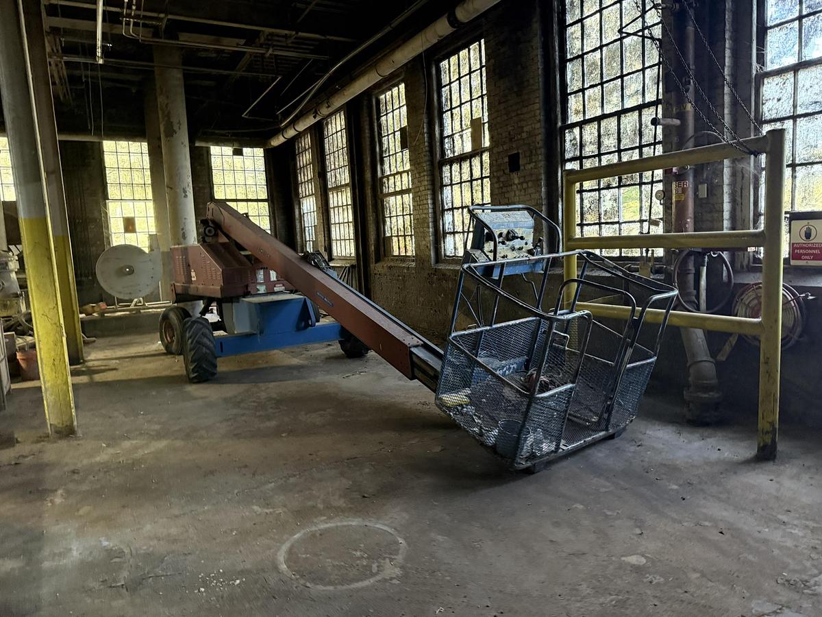 Used BOOM LIFT