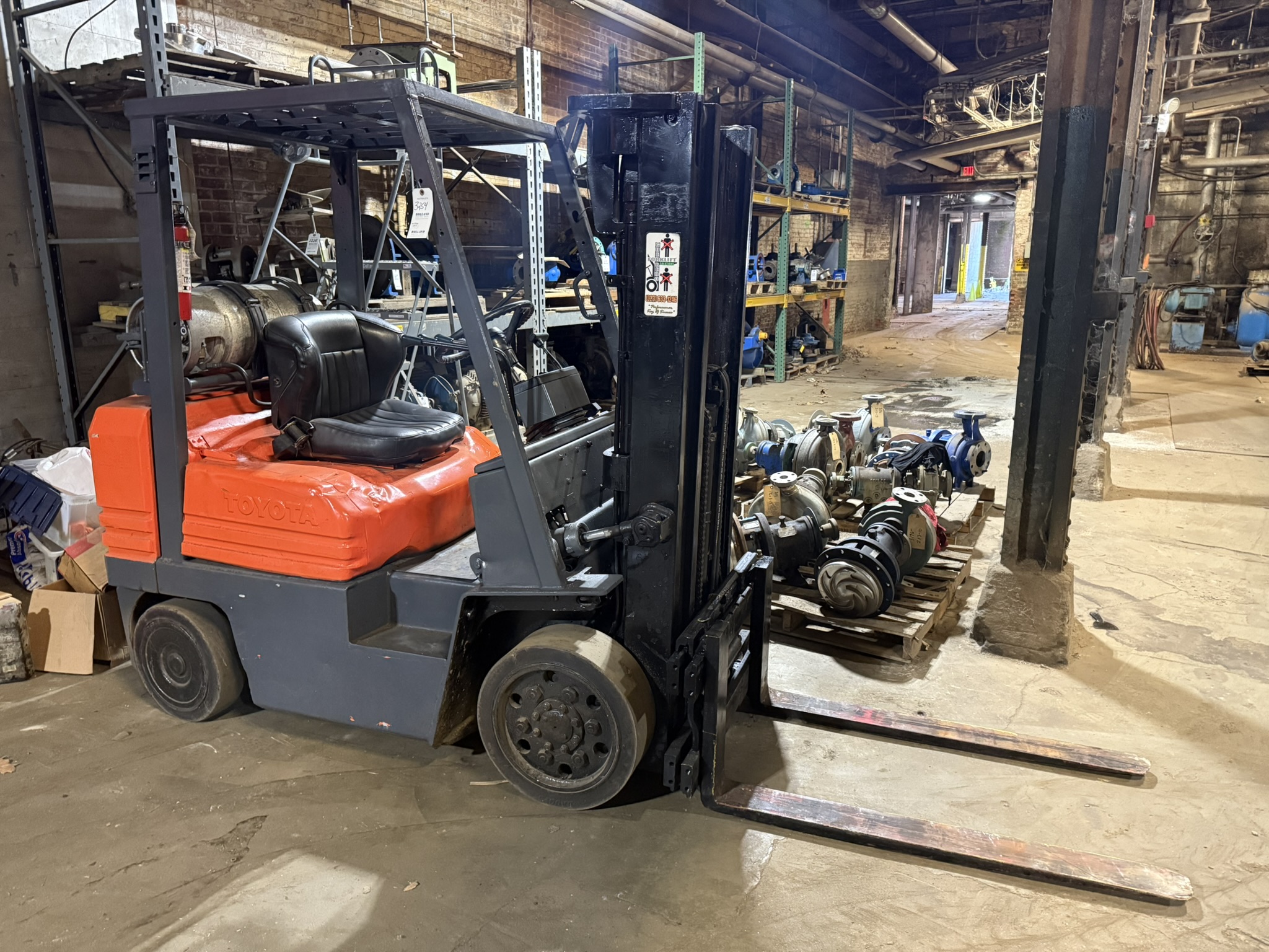 Used 5,000 POUND TOYOTA 5FGC25 FORKLIFT TRIPLE STAGE MAST