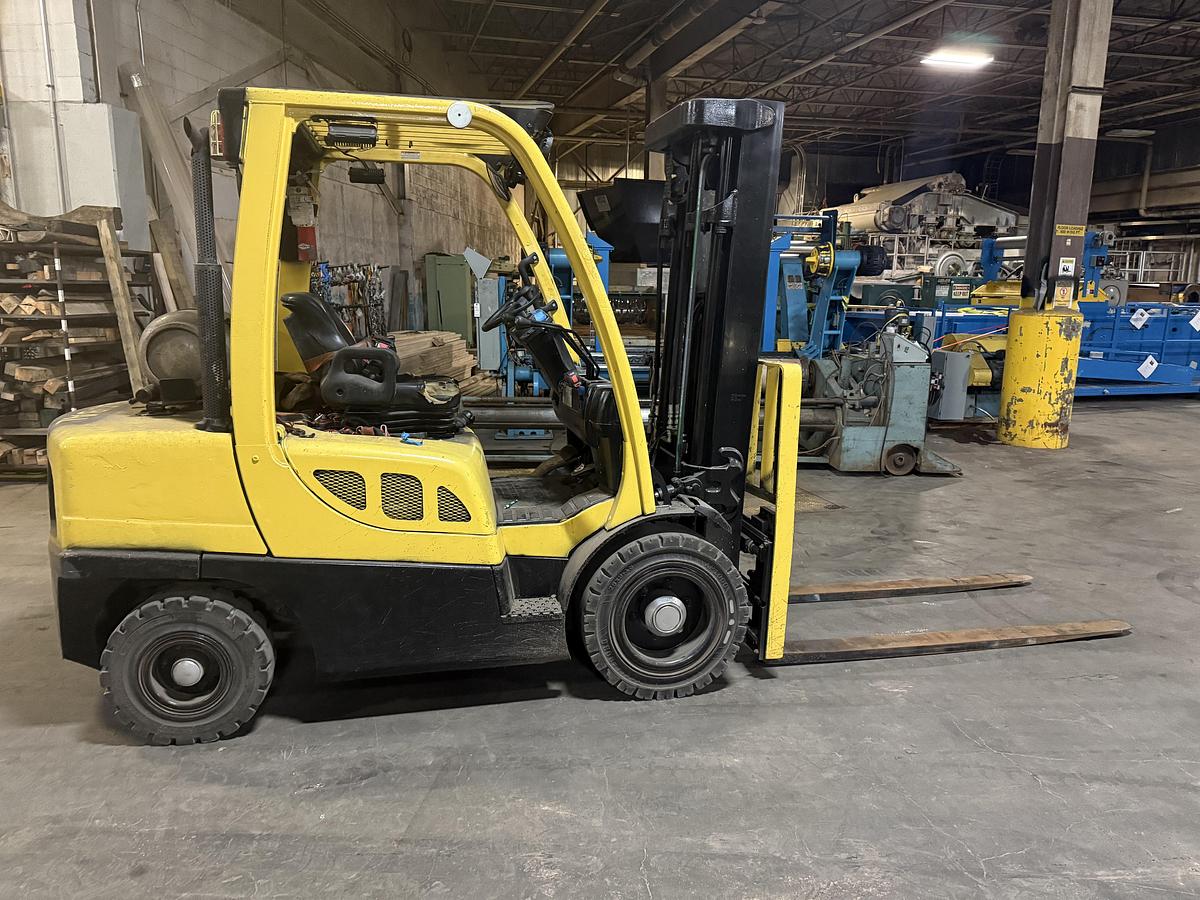 7,000 POUND HYSTER MODEL S70FT FORKLIFT
