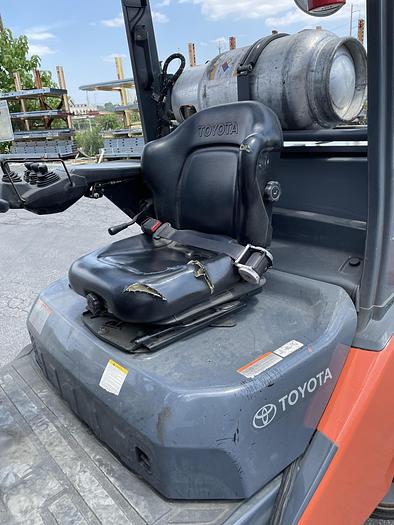 Used TOYOTA 8FGC55U-PRS 12000LB CAPACITY TRUCK W/CASCADE 60" DIA. ROLL CLAMP