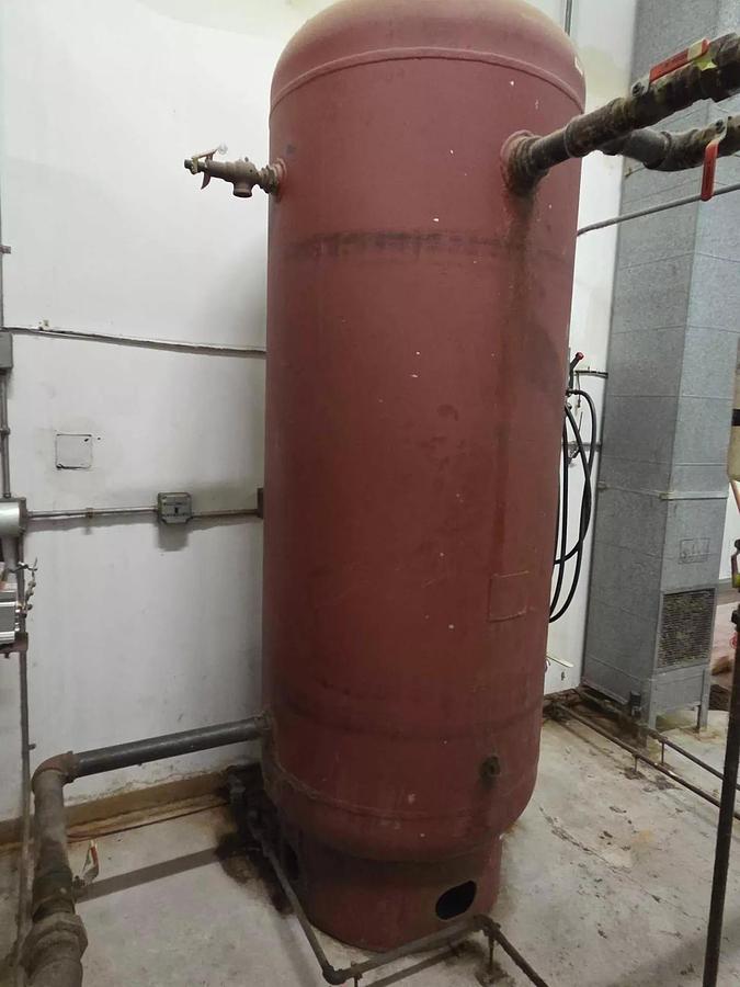 Used INGERSOLL RAND SSR AIR COMPRESSOR SYSTEM WITH AIR DRYER AND AIR TANK