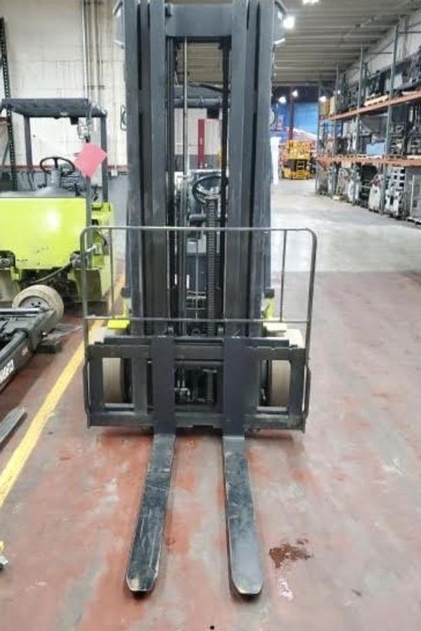 Used 6,000 LB. CLARK C30C LH95"/RH276"