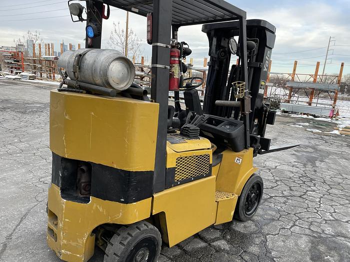Used 8,000 POUND YALE MODEL GLC080LJNGAE088 FORKLIFT