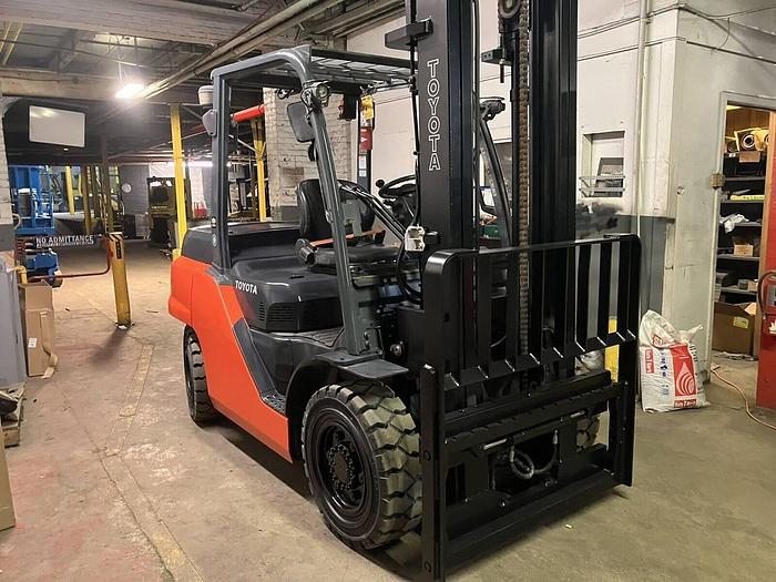 Used 2018 DIESEL TOYOTA 8FD40U 8000LB CAPACITY FORKLIFT WITH SIDE SHIFT