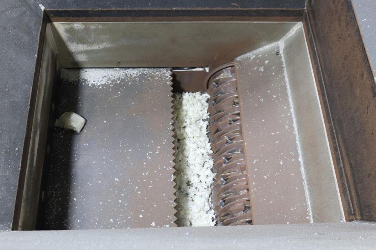 Used 75 HP RETECH SINGLE KNIFE SHREDDER WITH CONVEYOR