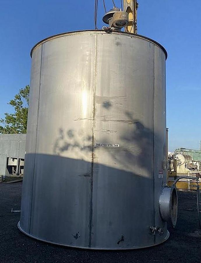Used 10,557 GALLON STAINLESS STEEL VERTICAL TANK