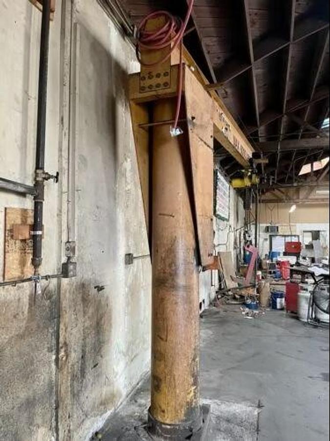 Used 3 TON HS JIB CRANE WITH YALE 3 TON PNEUMATIC CHAIN HOIST