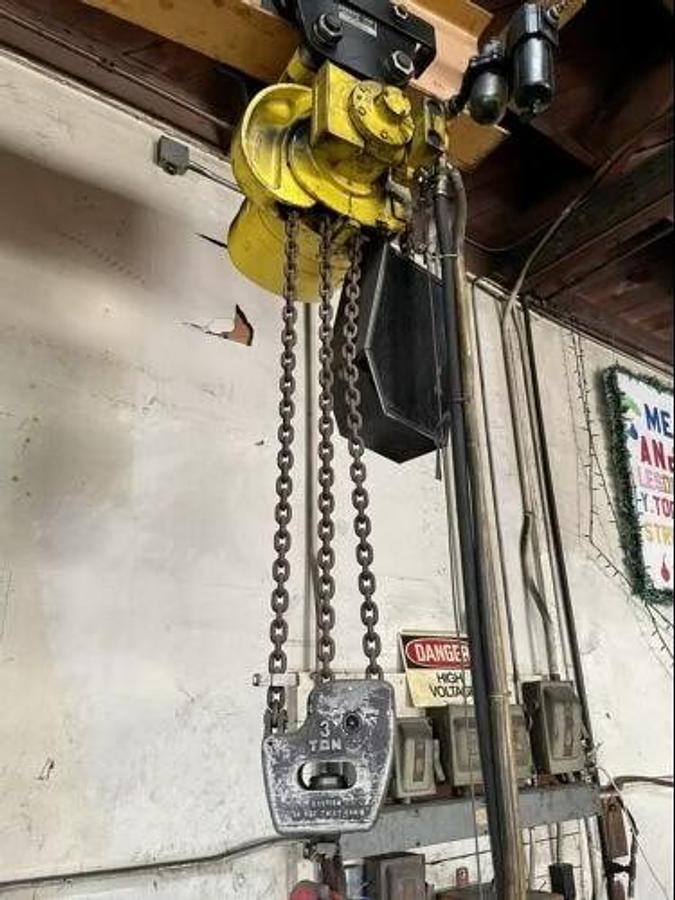 Used 3 TON HS JIB CRANE WITH YALE 3 TON PNEUMATIC CHAIN HOIST