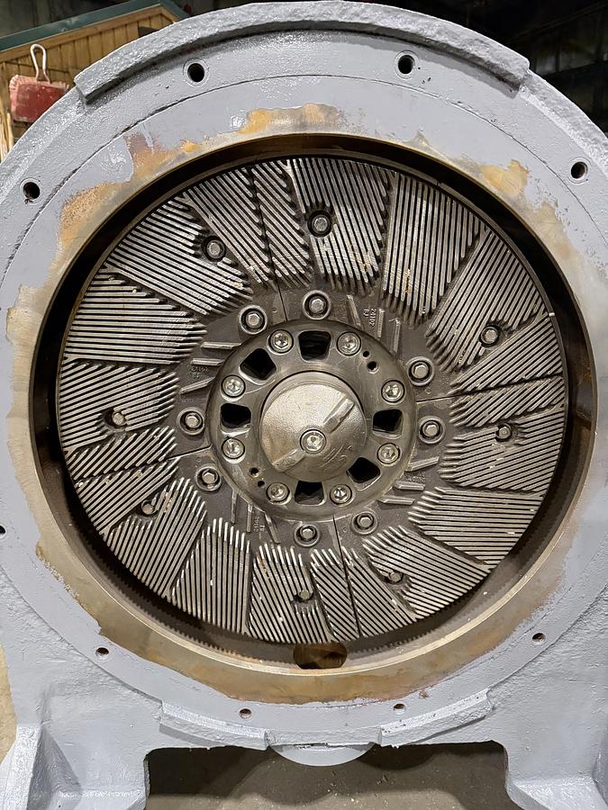 Used BELOIT DD4000 SERIES 24" DISC REFINER WITH NEW PLATES PLATES