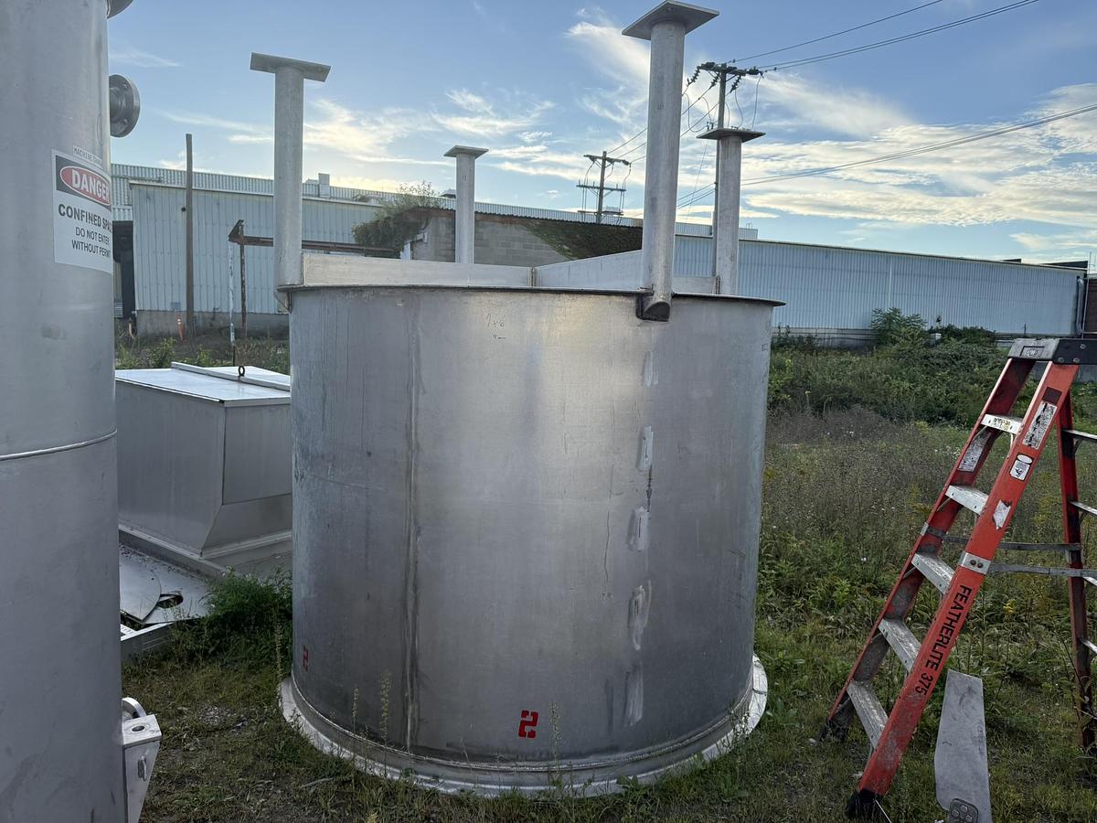 Used 304 STAINLESS STEEL TANK 7' DIAMETER X 6' TALL PLUS LEGS (9')