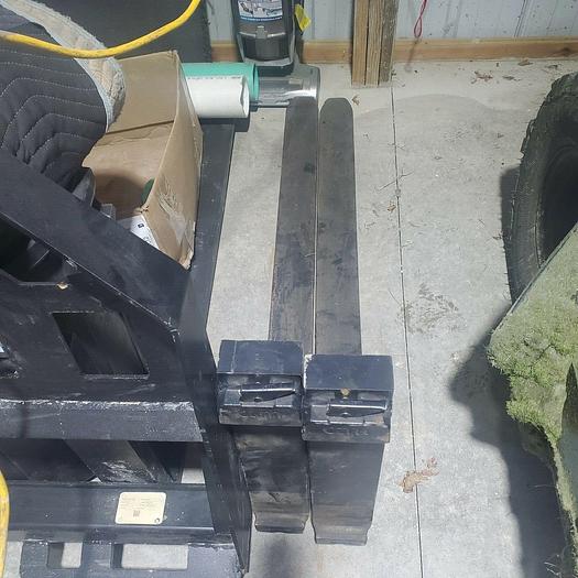Used 6,000 POUND HYSTER 60XT PNEUMATIC TIRE FORKLIFT 2018 SIDE SHIFT AND FORK POSITIONER