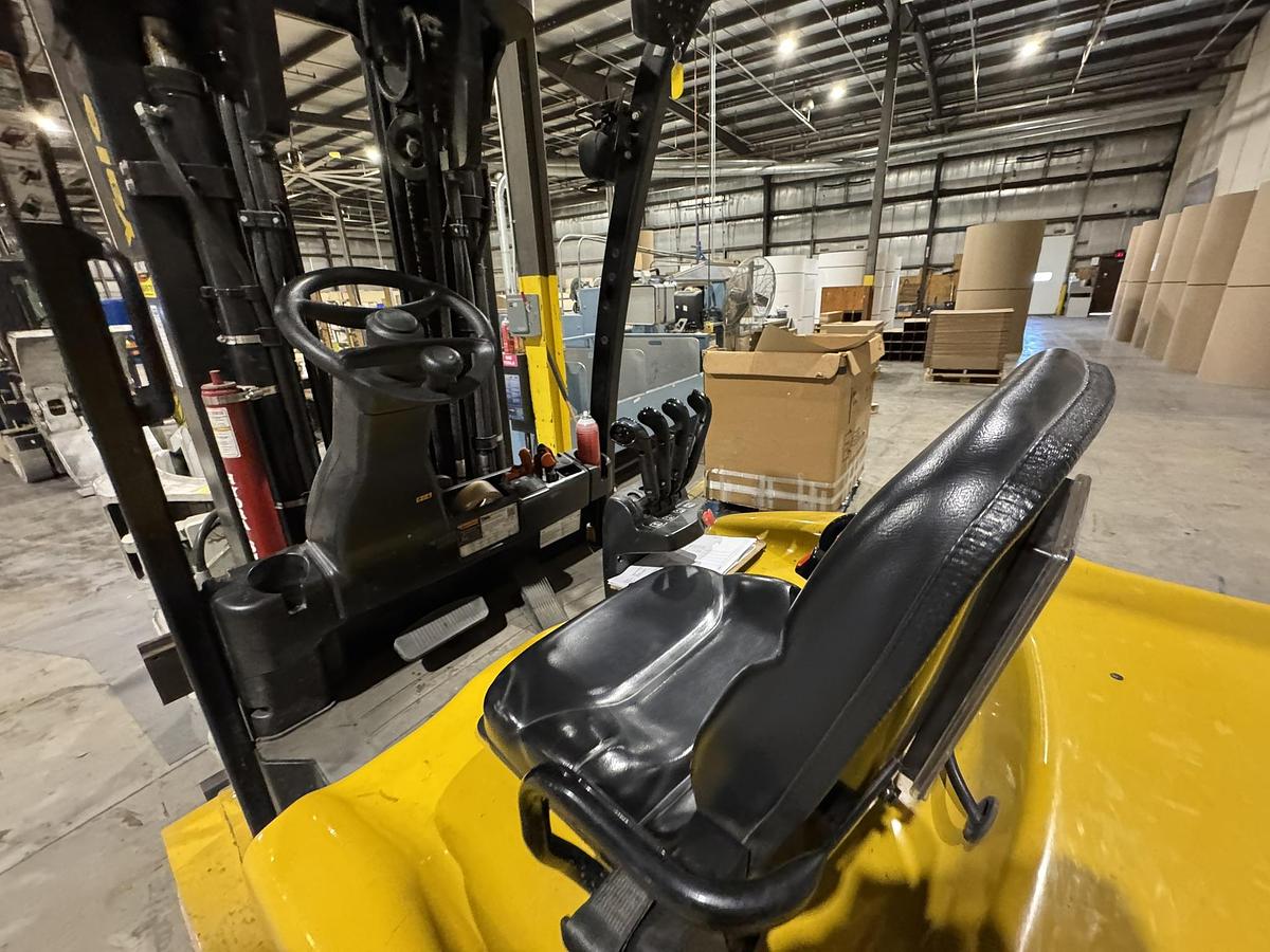 Used 12000 LB YALE ELECTRICL ROLL CLAMP TRUCK WITH CASCADE CLAMP MODEL ERC120VHN48TE094