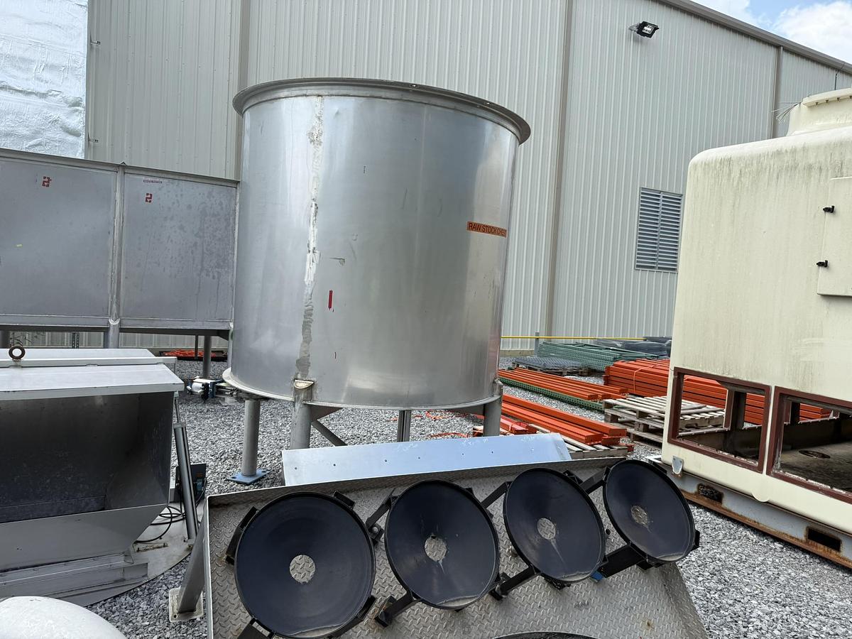 Used 3,000 GALLON 304 STAINLESS STEEL TANK 8' DIAMETER X 8' TALL PLUS LEGS