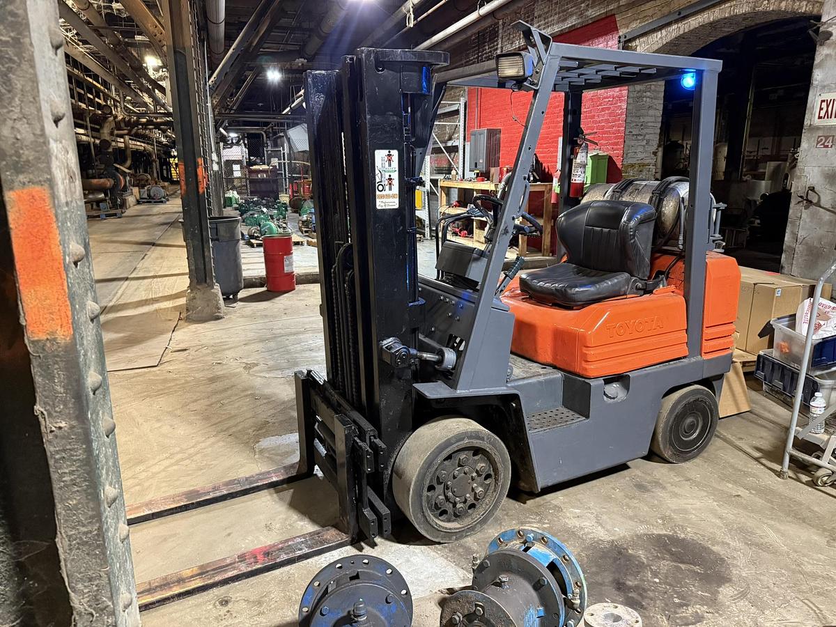 Used 5,000 POUND TOYOTA 5FGC25 FORKLIFT TRIPLE STAGE MAST