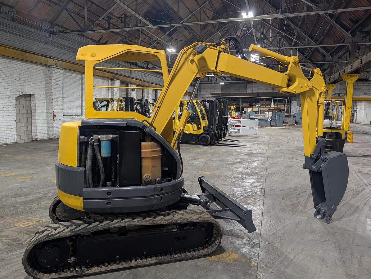 Used 2.6 TON CAPACITY KOMATSU PC28UU MINI EXCAVATOR