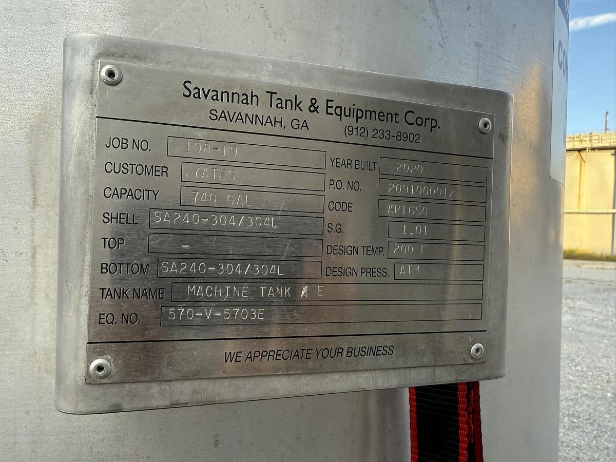 Used 304 STAINLESS STEEL TANK 5' DIAMETER X 6' TALL PLUS LEGS (9')