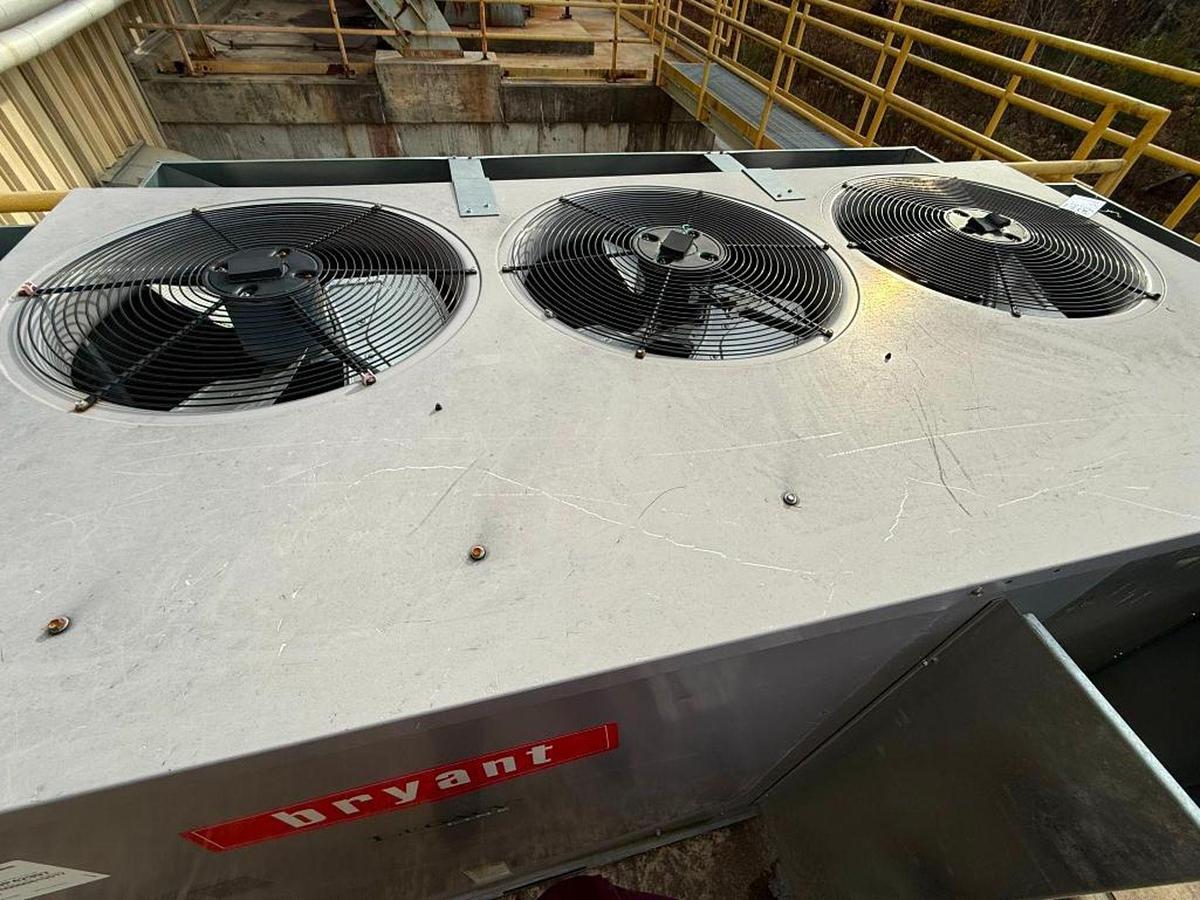 Used BRYANT LEGACY SERIES CHILLER MODEL 569JP16D000A00A0AA