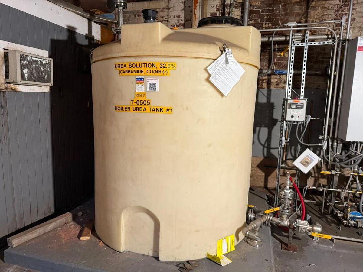 Used 1,000 GALLON PLASTIC TANK