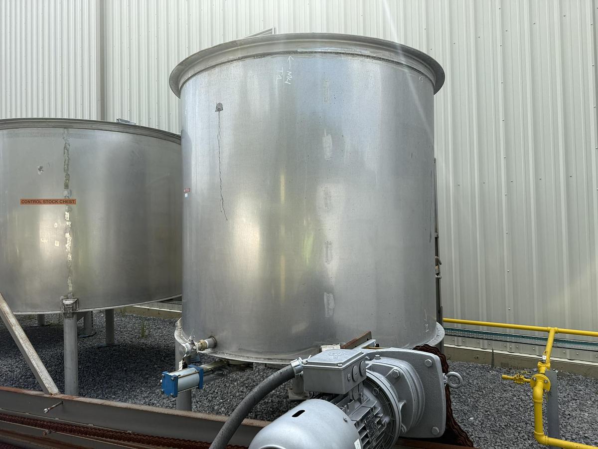 Used 3,000 GALLON 304 STAINLESS STEEL TANK 